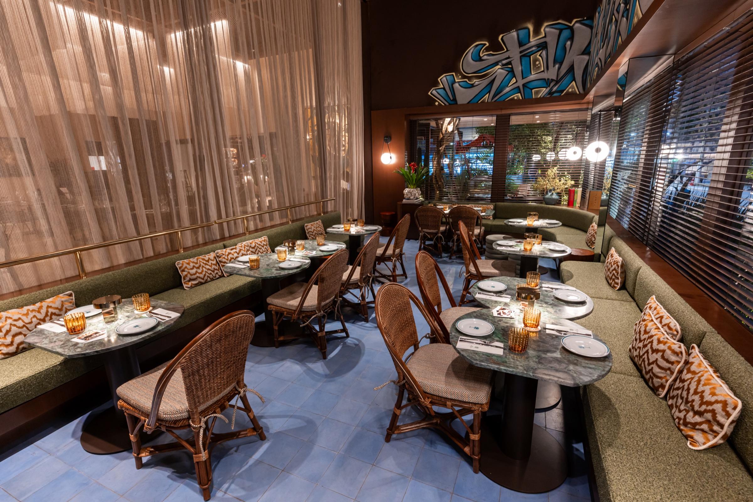 Salão do Resid Bar preparado para receber convidados à noite